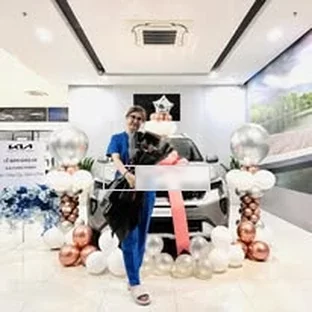 Kia Bình Phước - Khách hàng tham khảo xe thực tế tại Đồng Xoài.