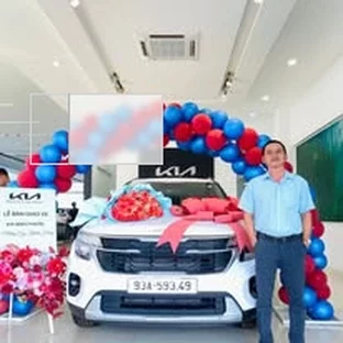 Kia Bình Phước - Hỗ trợ khách kiểm tra xe trước khi nhận.
